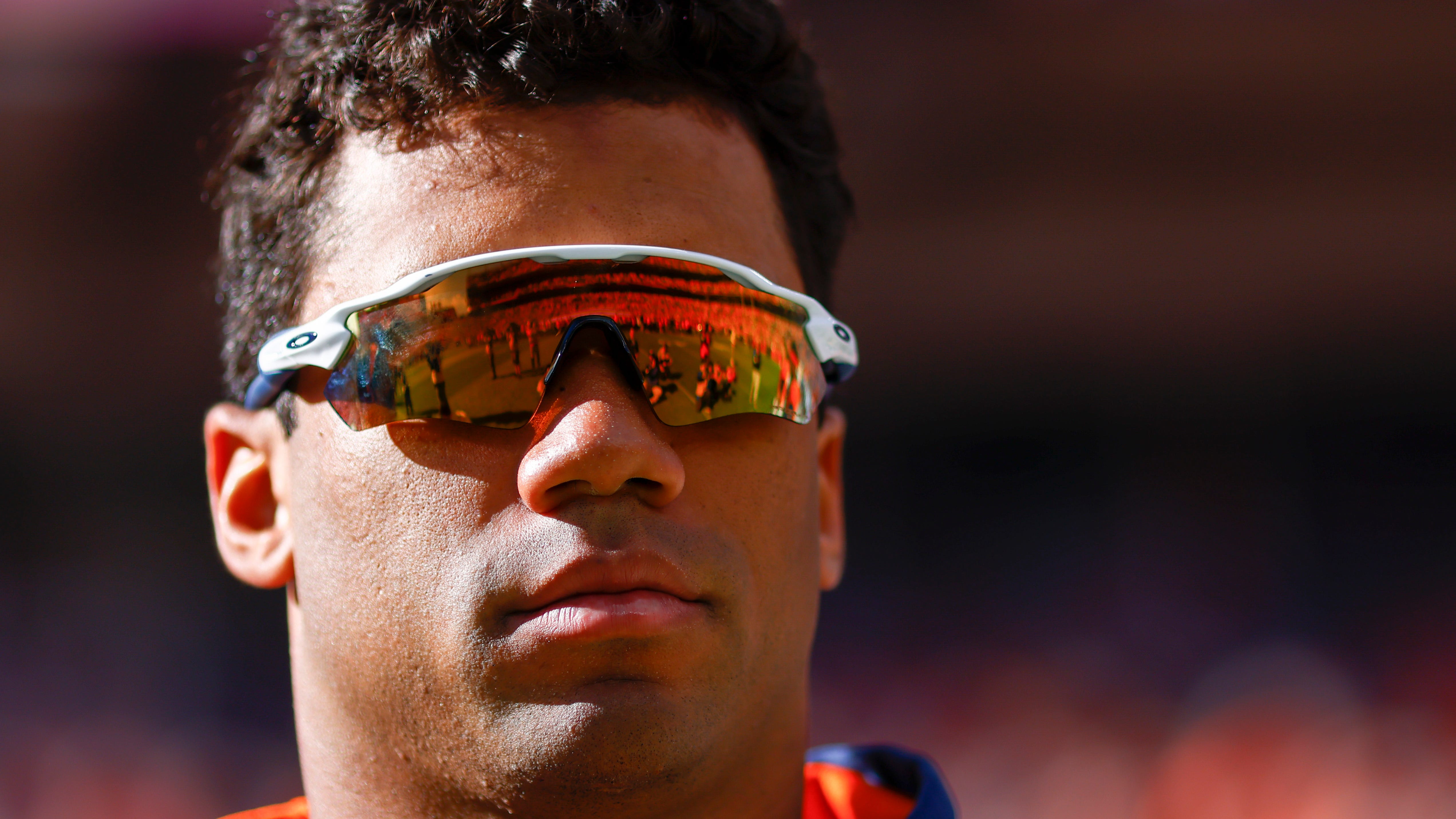 Russell Wilson worked out on flight while his teammates were trying to sleep