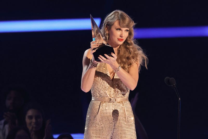 Taylor Swift accepts the Artist of the Year award onstage during the 2022 American Music Awards at Microsoft Theater on November 20, 2022 in Los Angeles, California.