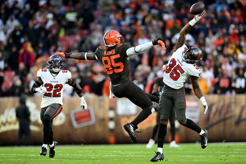 Jamel Dean knocking a pass away