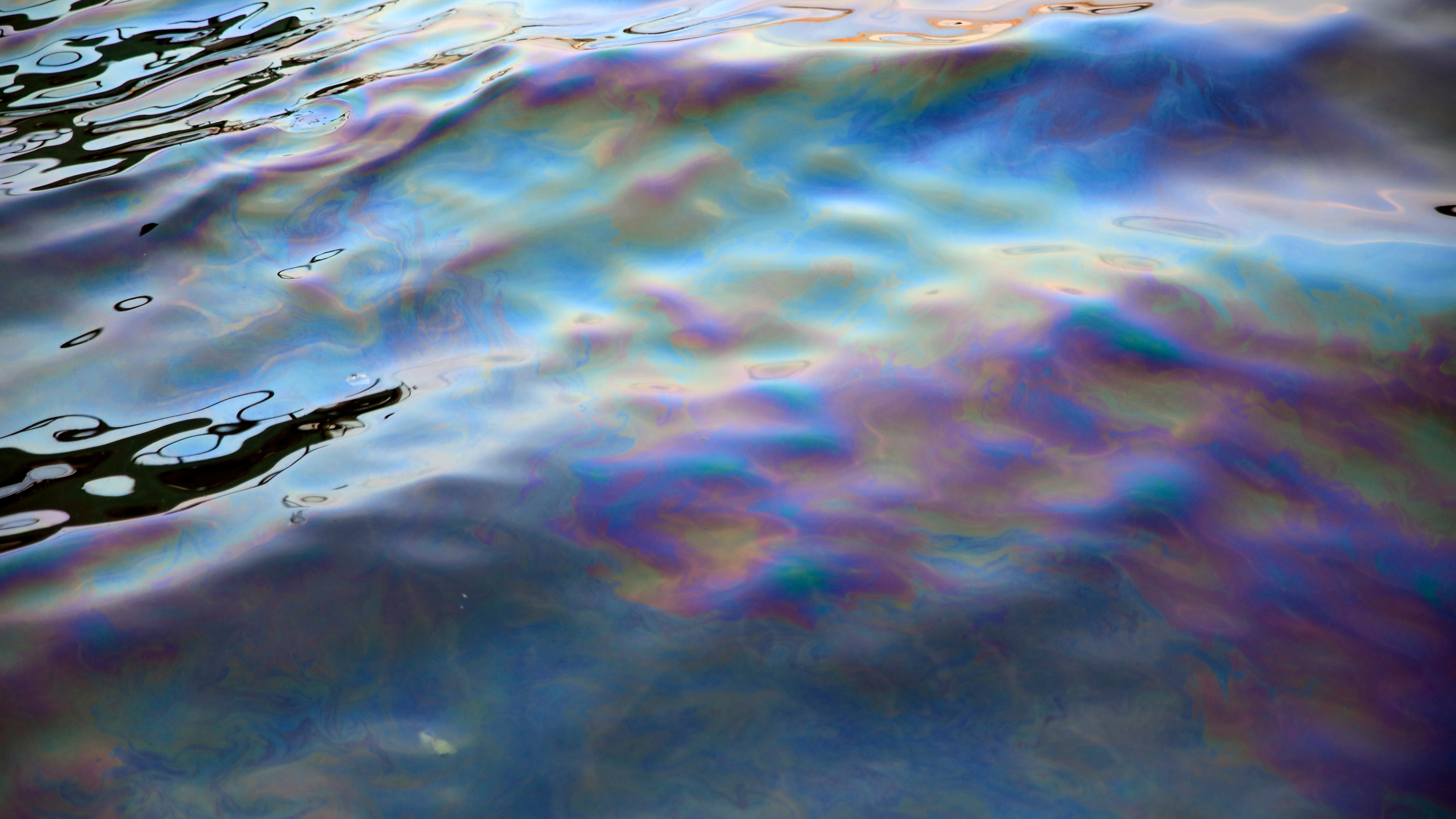 100 gallons of oil spill into Delaware River near Navy Yard