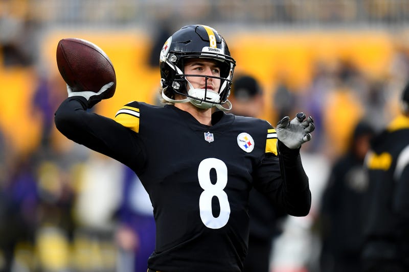 Kenny Pickett #8 of the Pittsburgh Steelers warms up prior to the game against the Baltimore Ravens
