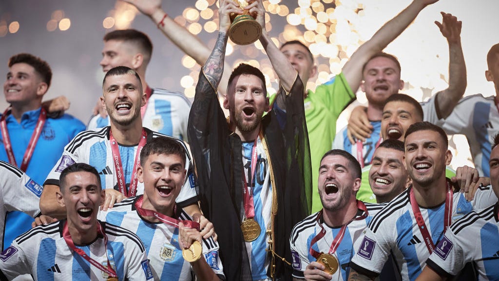 La historia detrás de Messi levantando una Copa del Mundo falsa