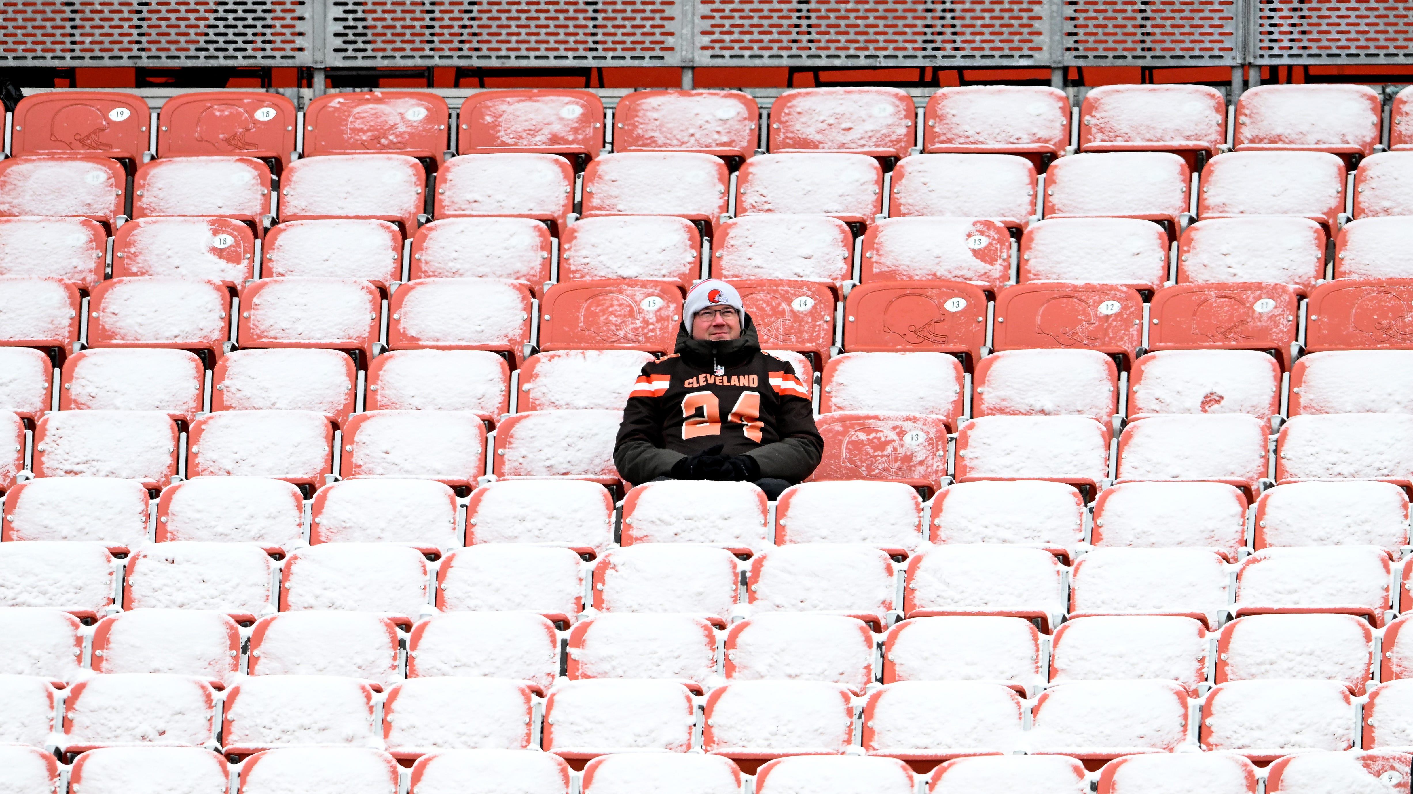 Browns open up lower bowl to fans amid freezing temperatures
