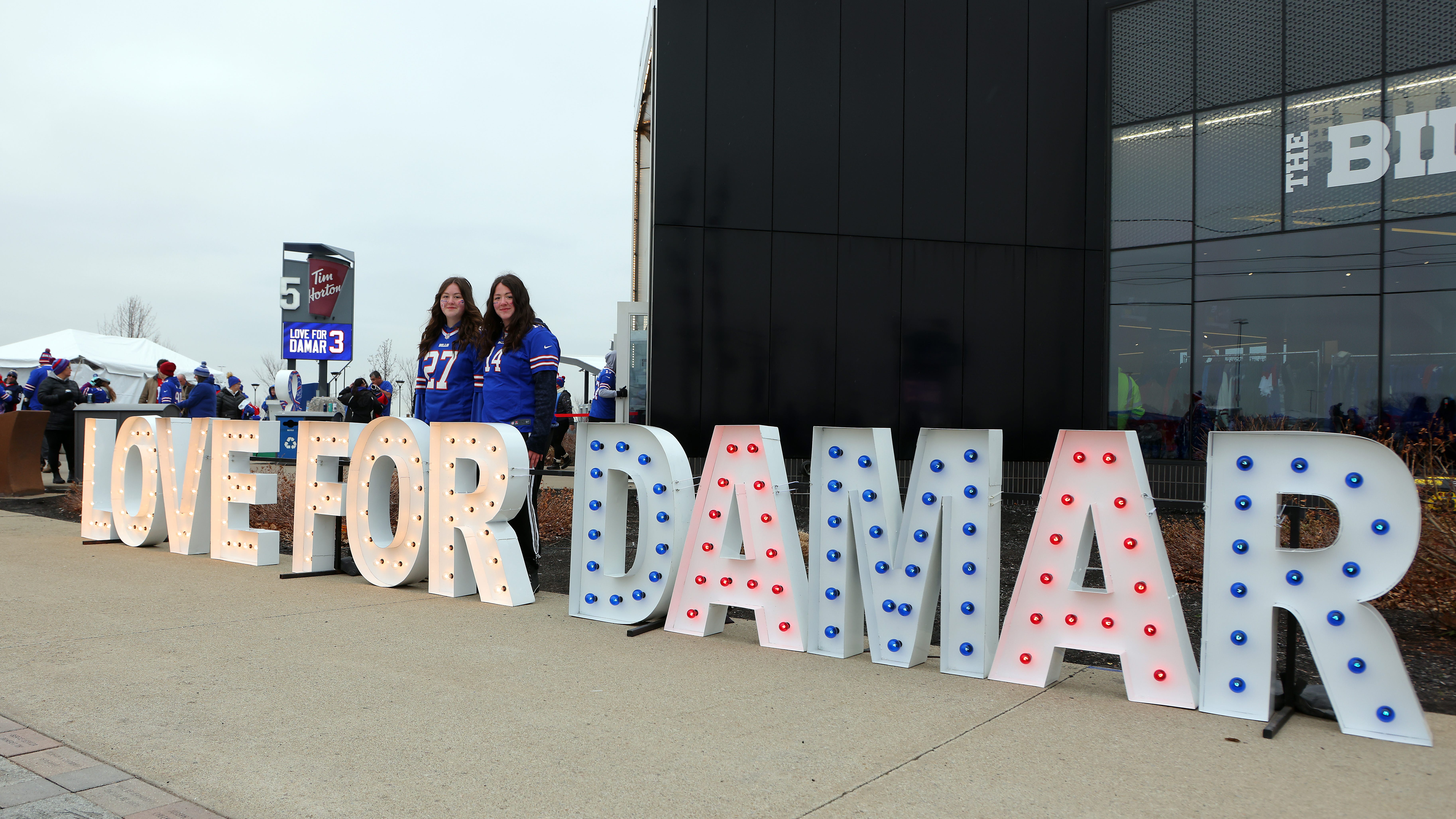 #LoveForDamar extends to field as Bills beat Patriots, 35-23