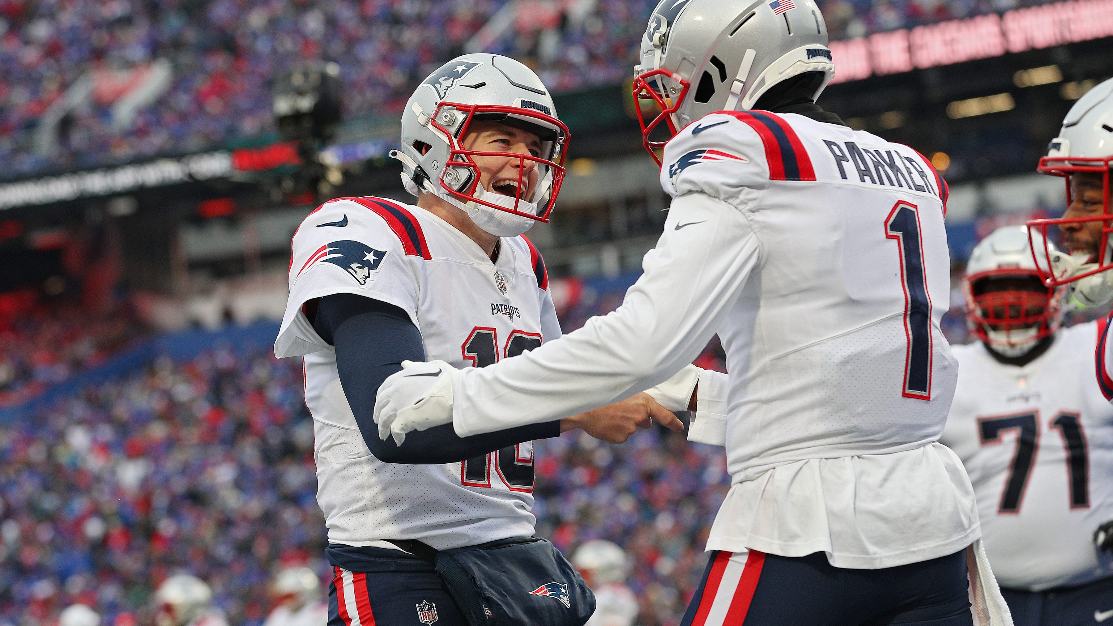 What DeVante Parker contract extension means in Patriots pursuit of DeAndre Hopkins