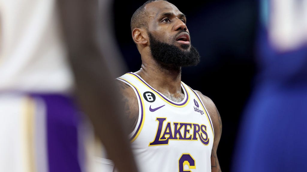 LeBron James 364 points away from scoring record after 35-point performance