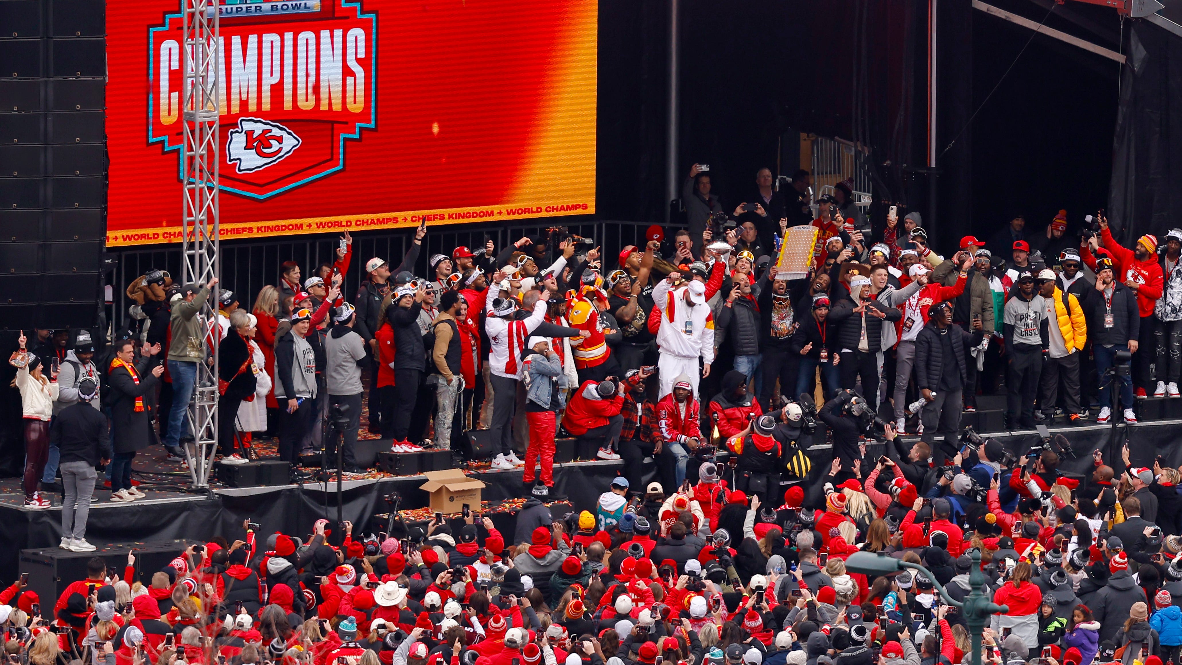 Chiefs O linemen taunt Eagles by wearing ‘0 sacks’ shirts to Super Bowl parade