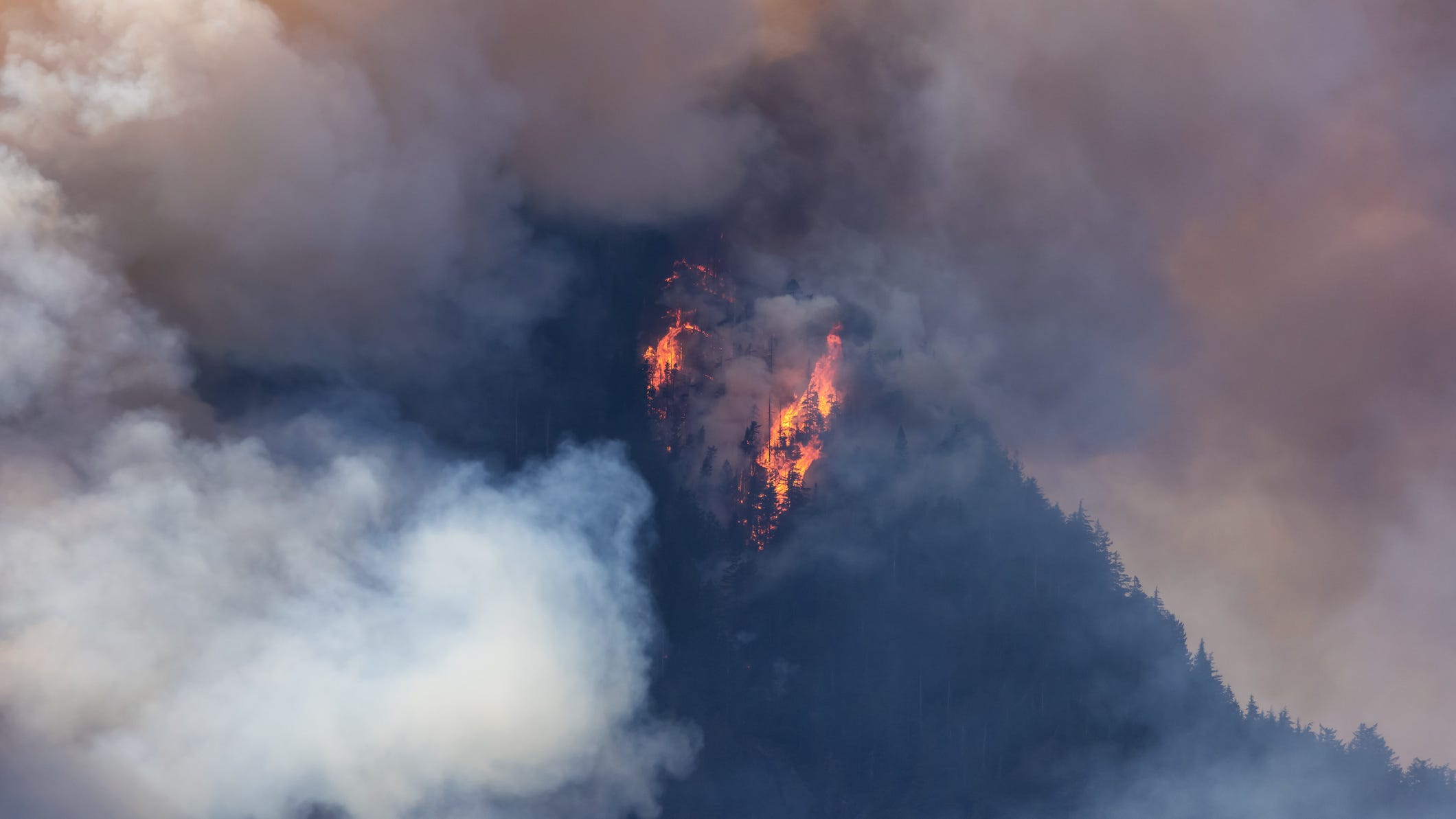 Wildfire destroys idyllic vacation spot in Hawaii, risks lives