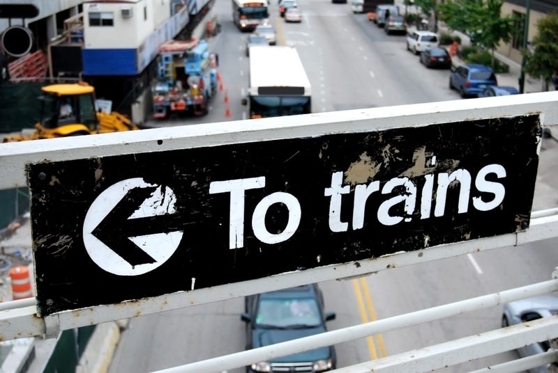 sign points the way to the El trains in Chicago.