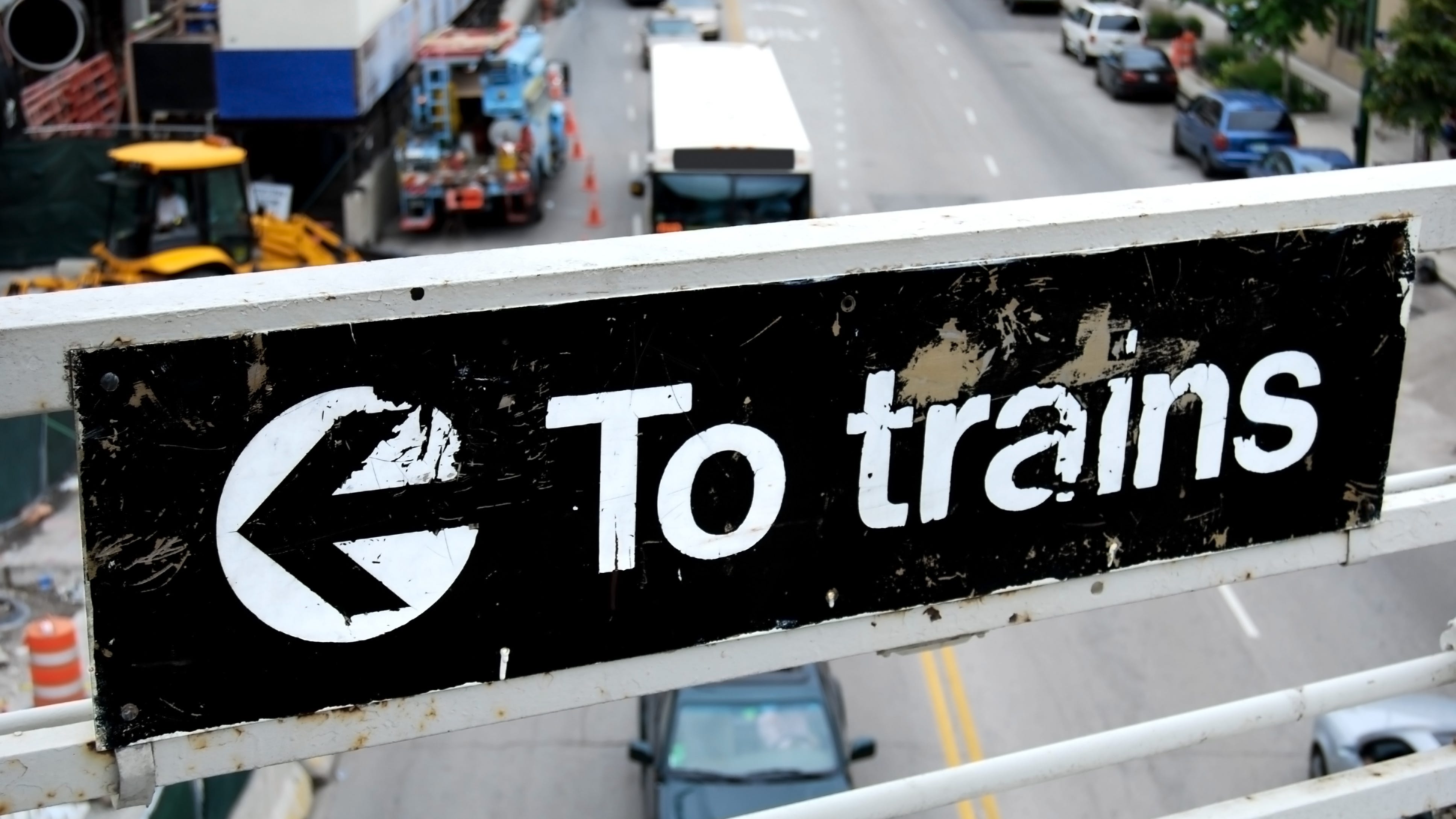 Woman robbed at gunpoint on Red Line platform, 4 in custody