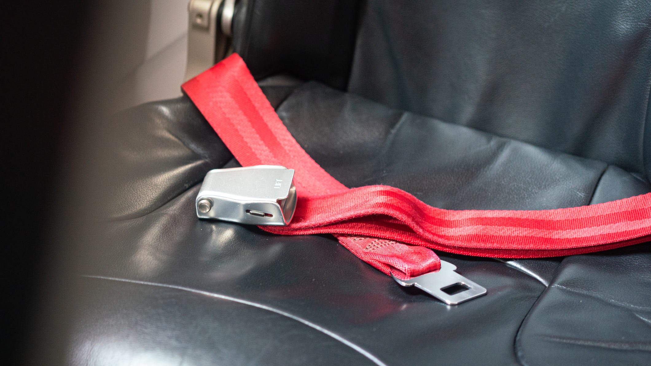 Man attacks Delta flight attendant and fellow passengers jump in, stopping him