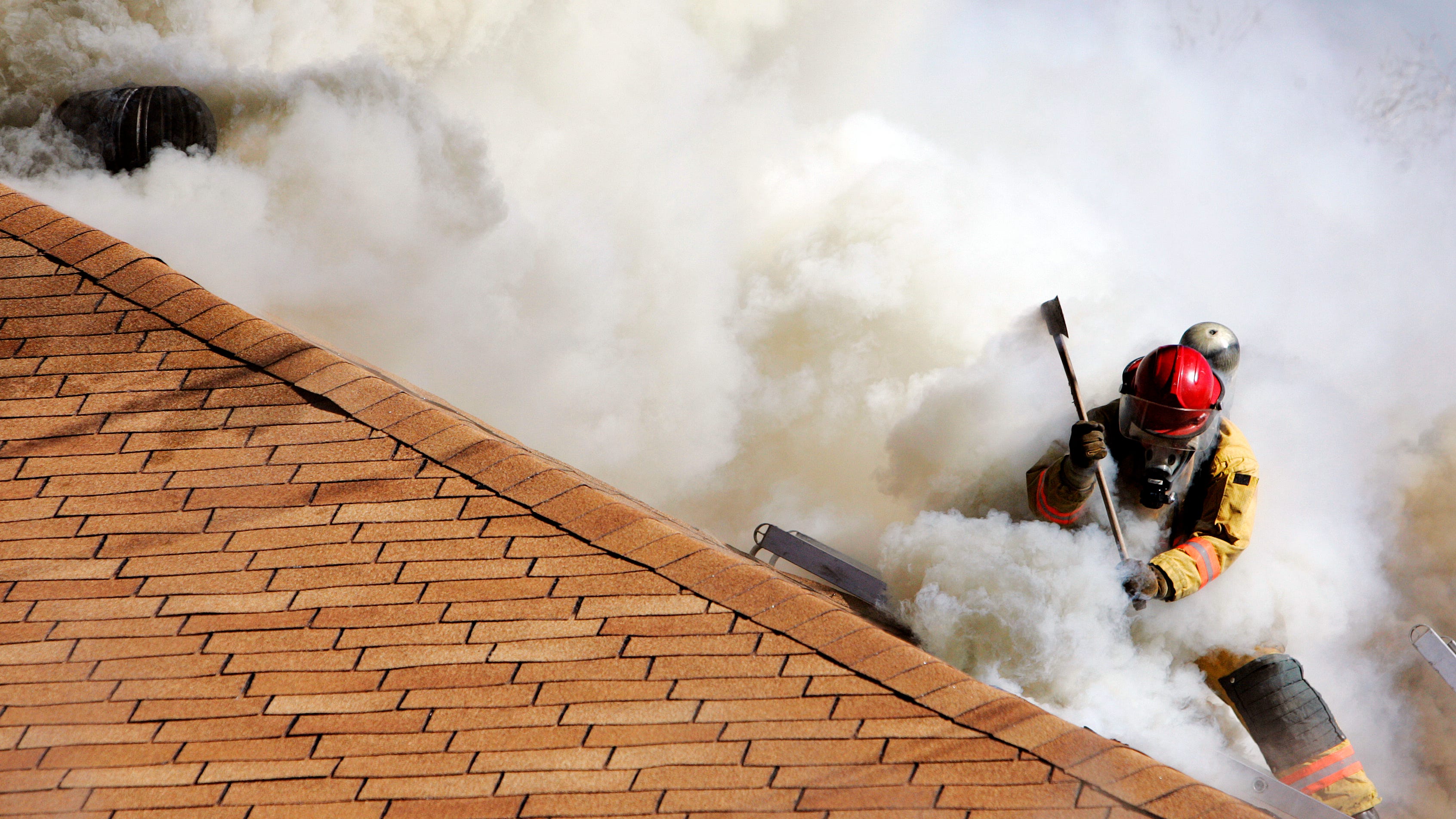 Man sets neighbor's house on fire for not mowing lawn