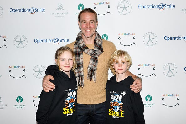 : James Van Der Beek with his children attends Operation Smile's 11th annual Celebrity Ski & Smile Challenge presented by Alphapals, Barefoot Dreams and the St. Regis Deer Valley on April 01, 2023 in Park City, Utah. (Photo by Alex Goodlett/Getty Images for Operation Smile)
