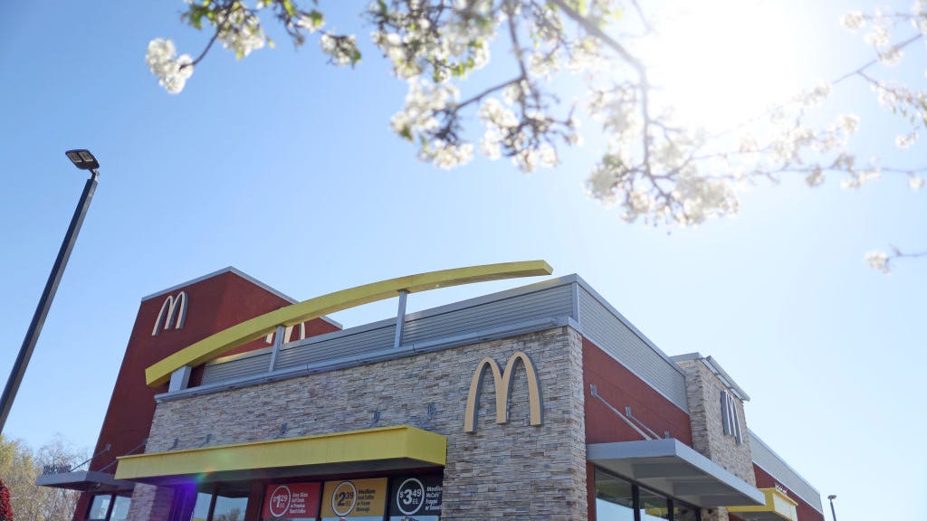 Man robs McDonald’s with a knife, later seen with three live parrots on his head and shoulders