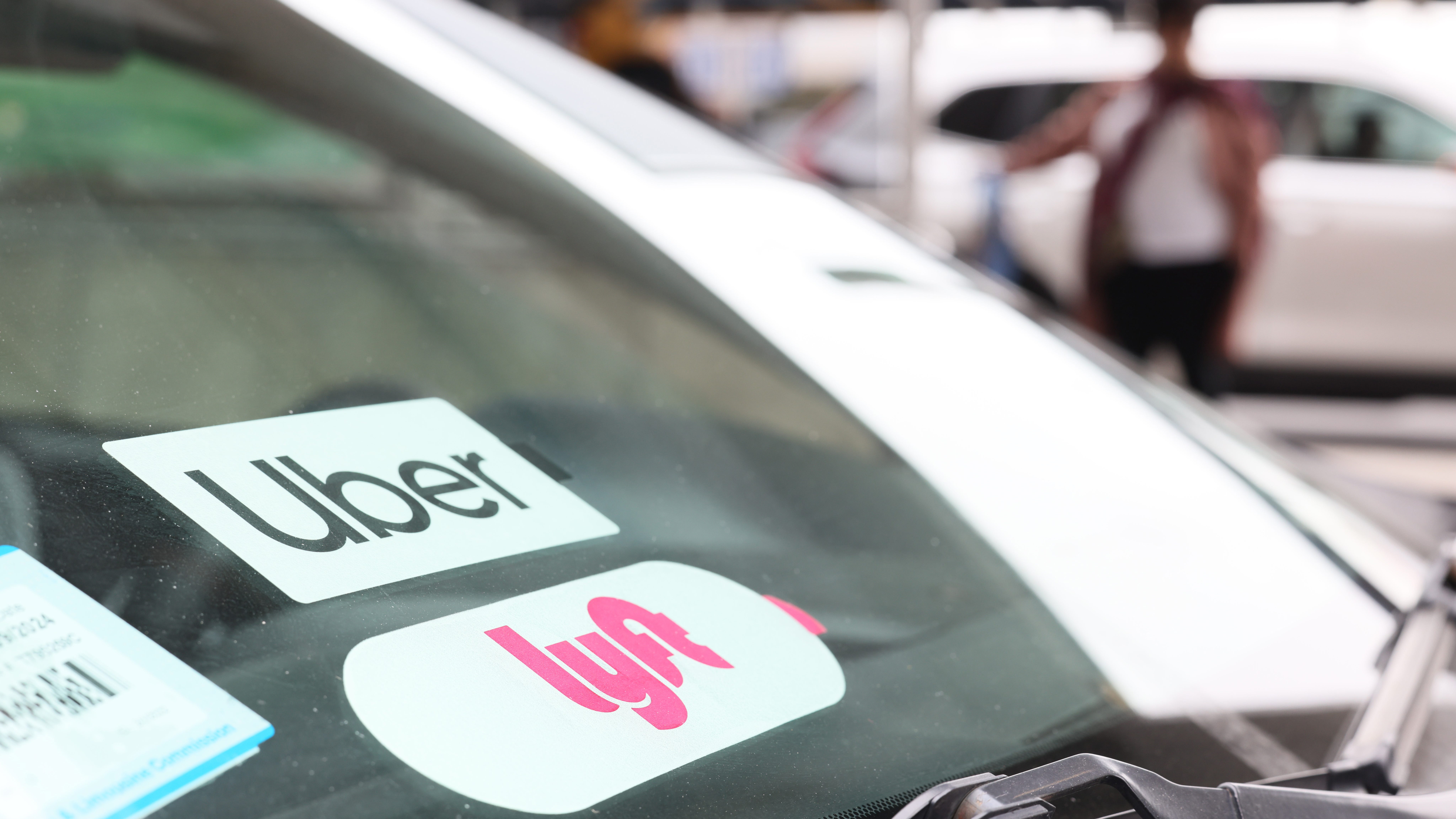 Police seek suspects after St. Louis Uber driver pepper-sprayed during carjacking