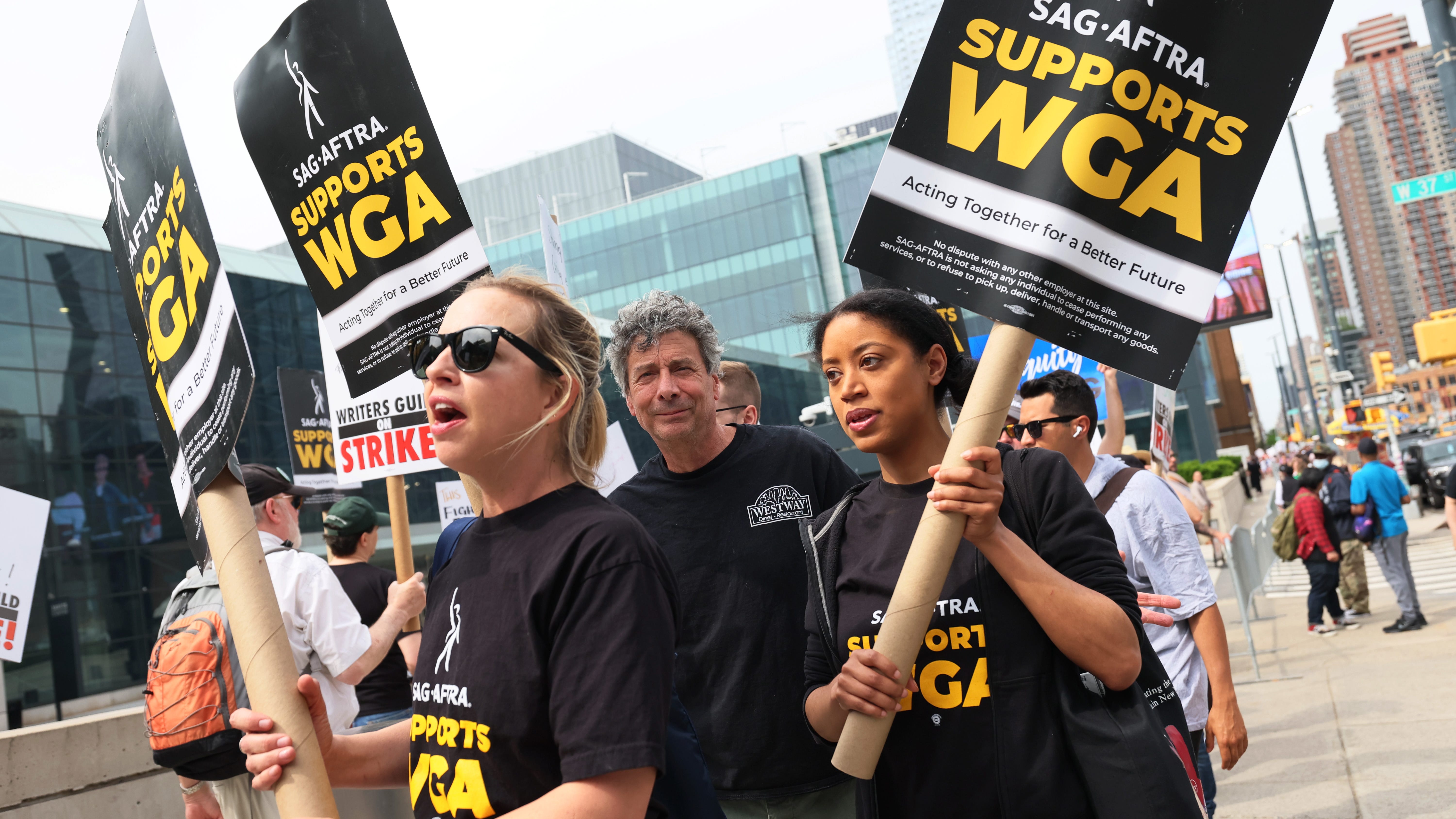 Actors prepare for posssible strike ahead of deadline