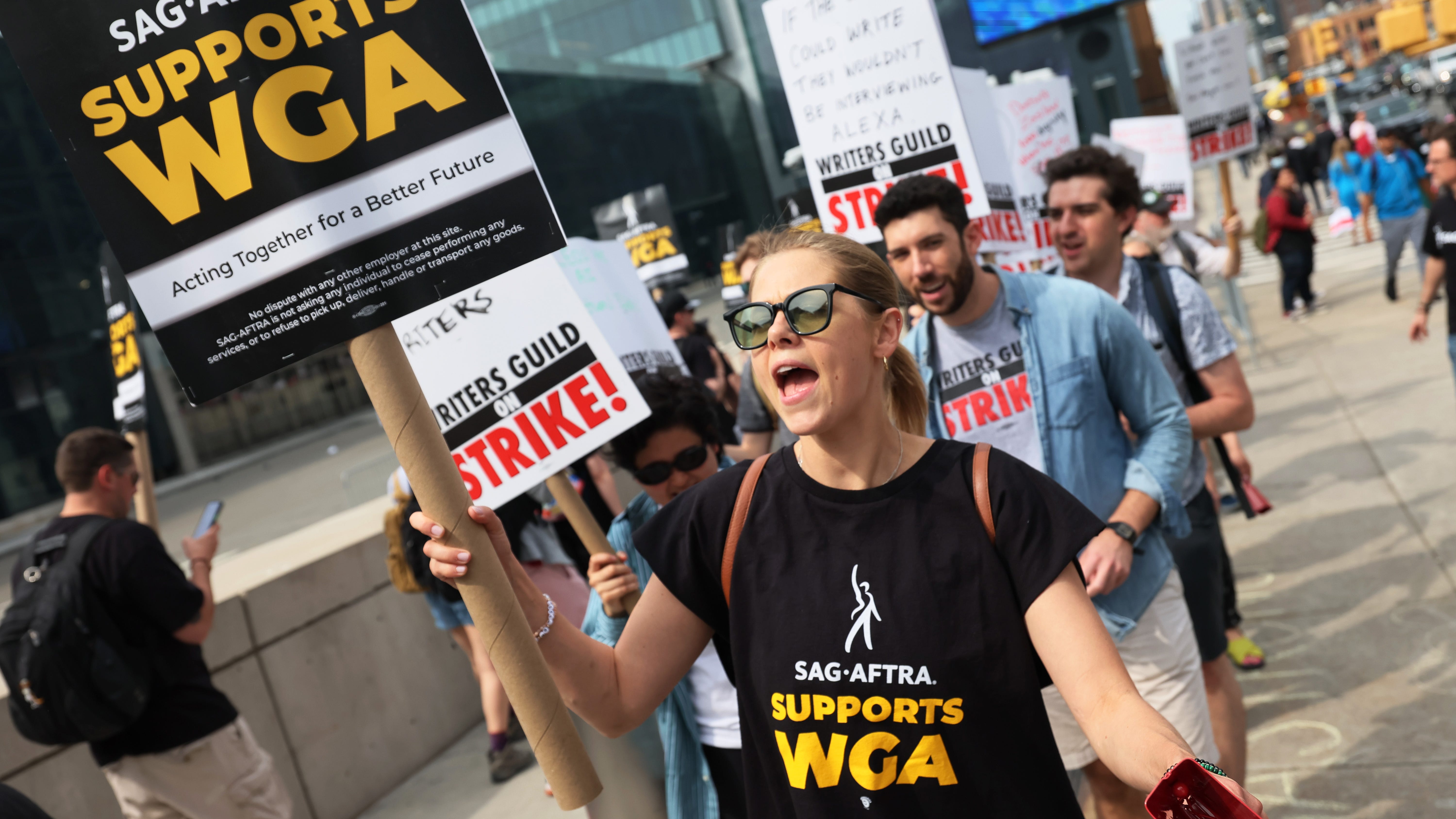 What a new SAG contract would mean for the WGA strike
