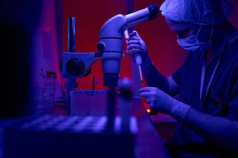 Professional working in a bio lab. 