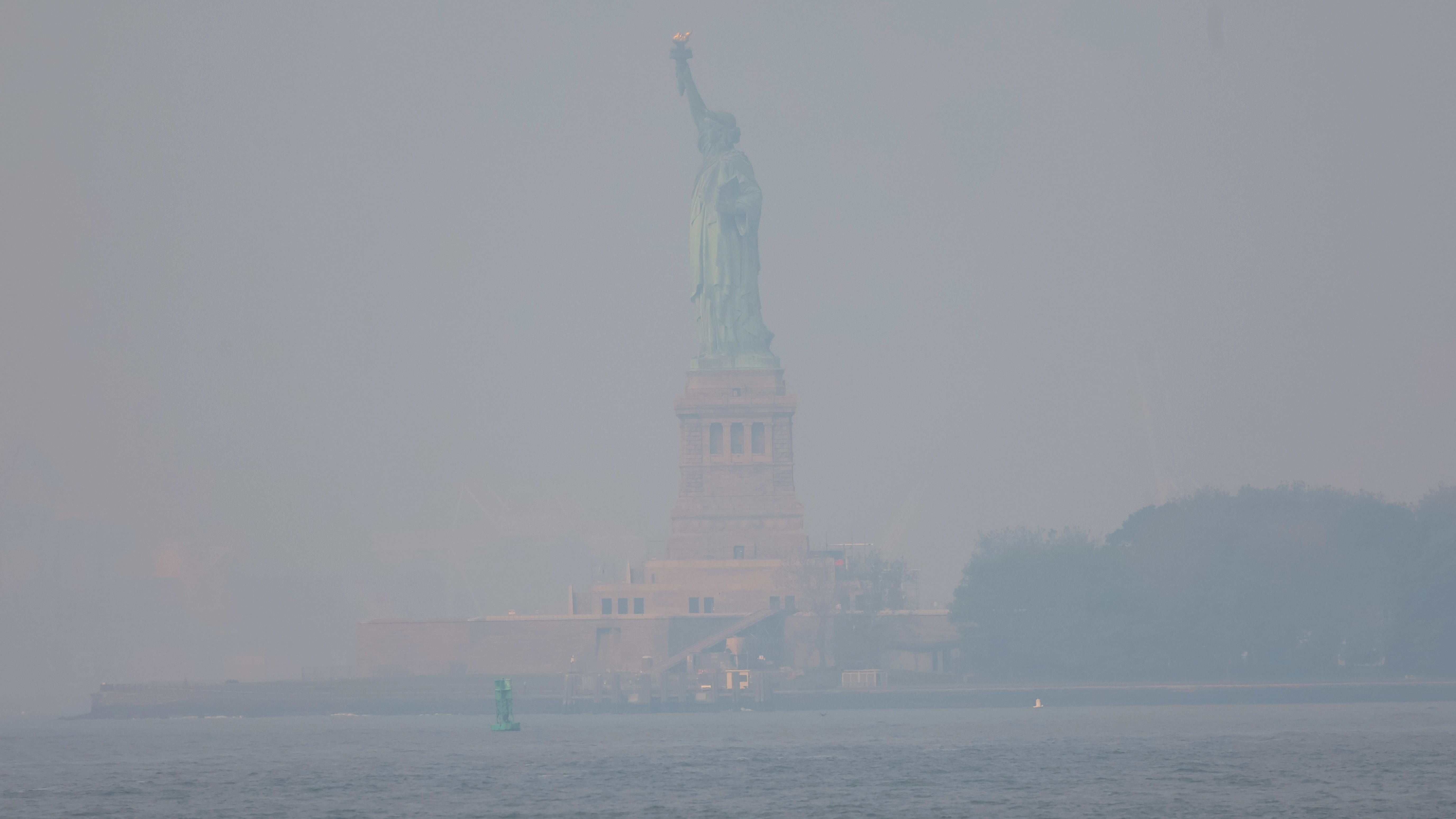 WILDFIRE SMOKE LIVE UPDATES: NYC tops list of world's worst air again, schools to go remote Friday
