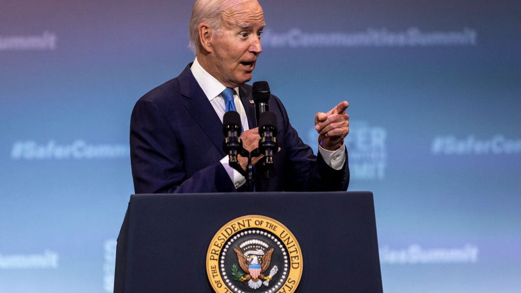 Biden mysteriously ends speech with ‘God save the queen, man’