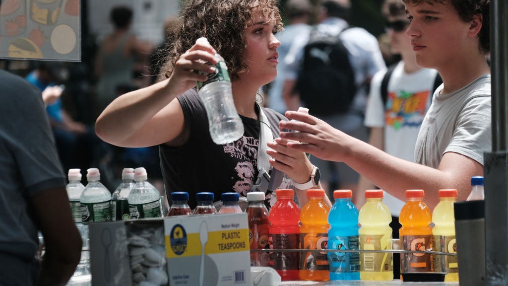 El área de NYC se sofocará bajo una ola de calor 'peligrosa y de larga duración' esta semana, con sensaciones térmicas cercanas a los 100°