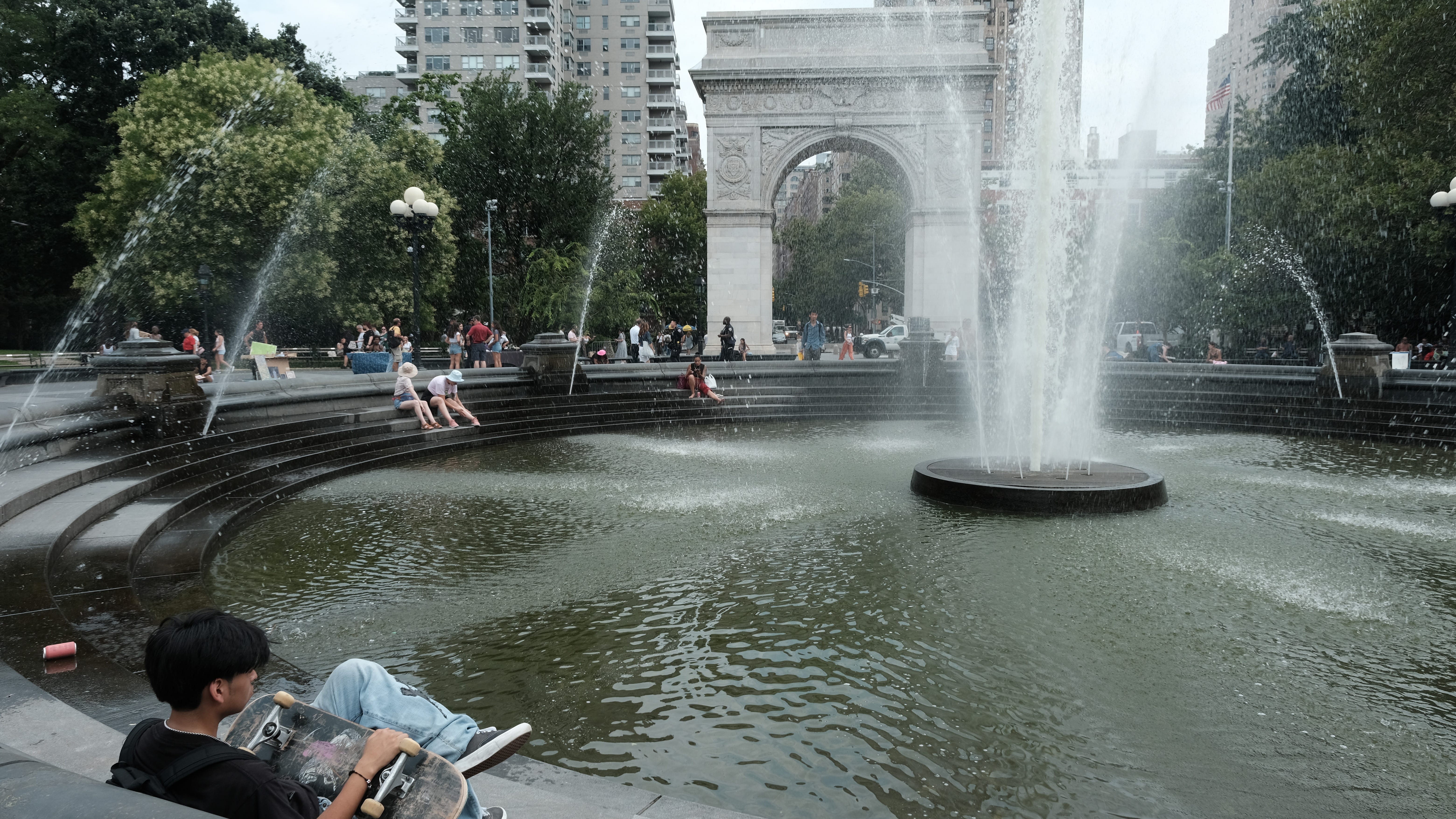 HOT HOUSE NYC: Heat wave burns into 2nd day, RealFeels to top 100°