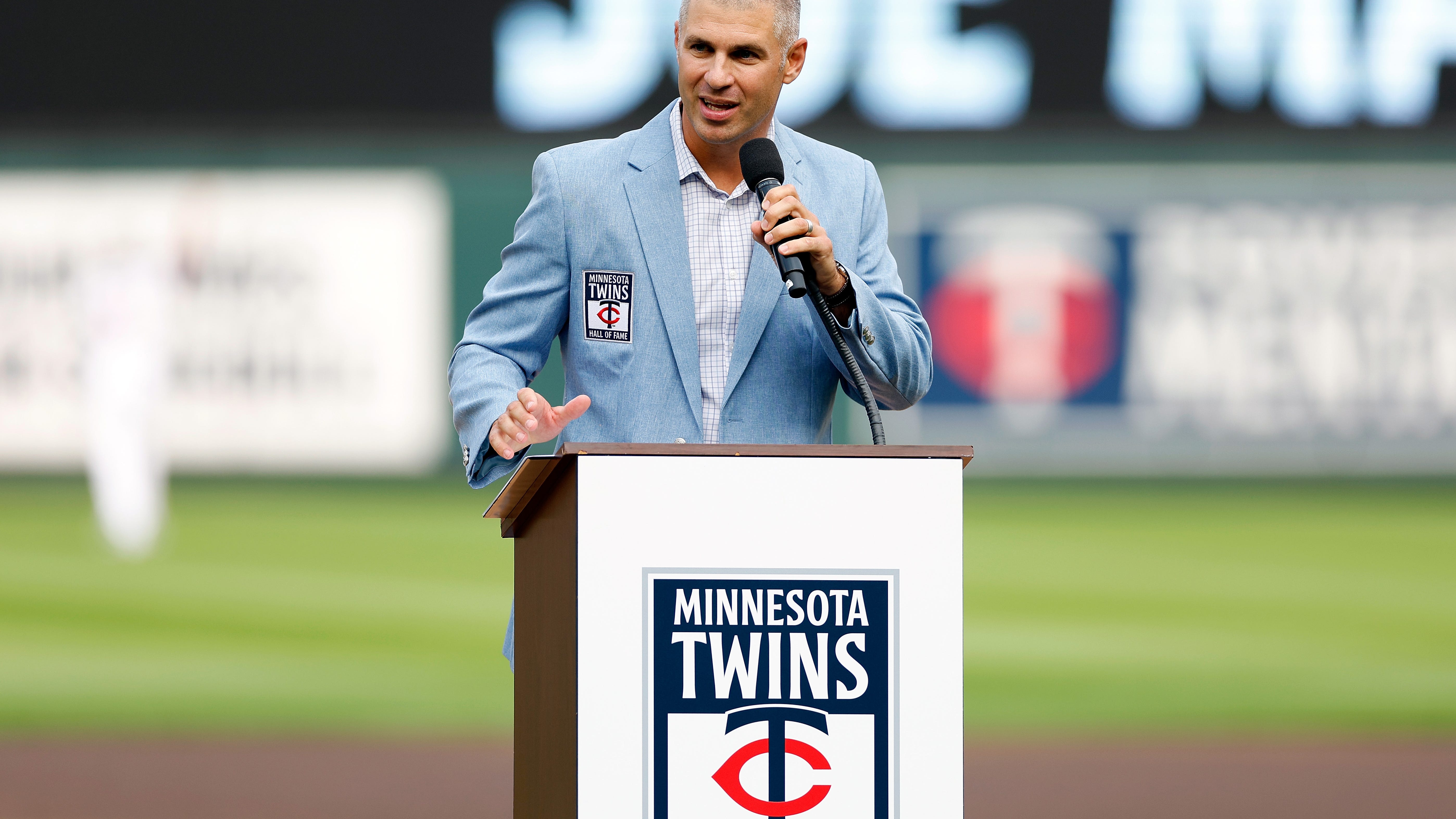 Mauer praises family, friends, fans in Twins Hall of Fame induction speech