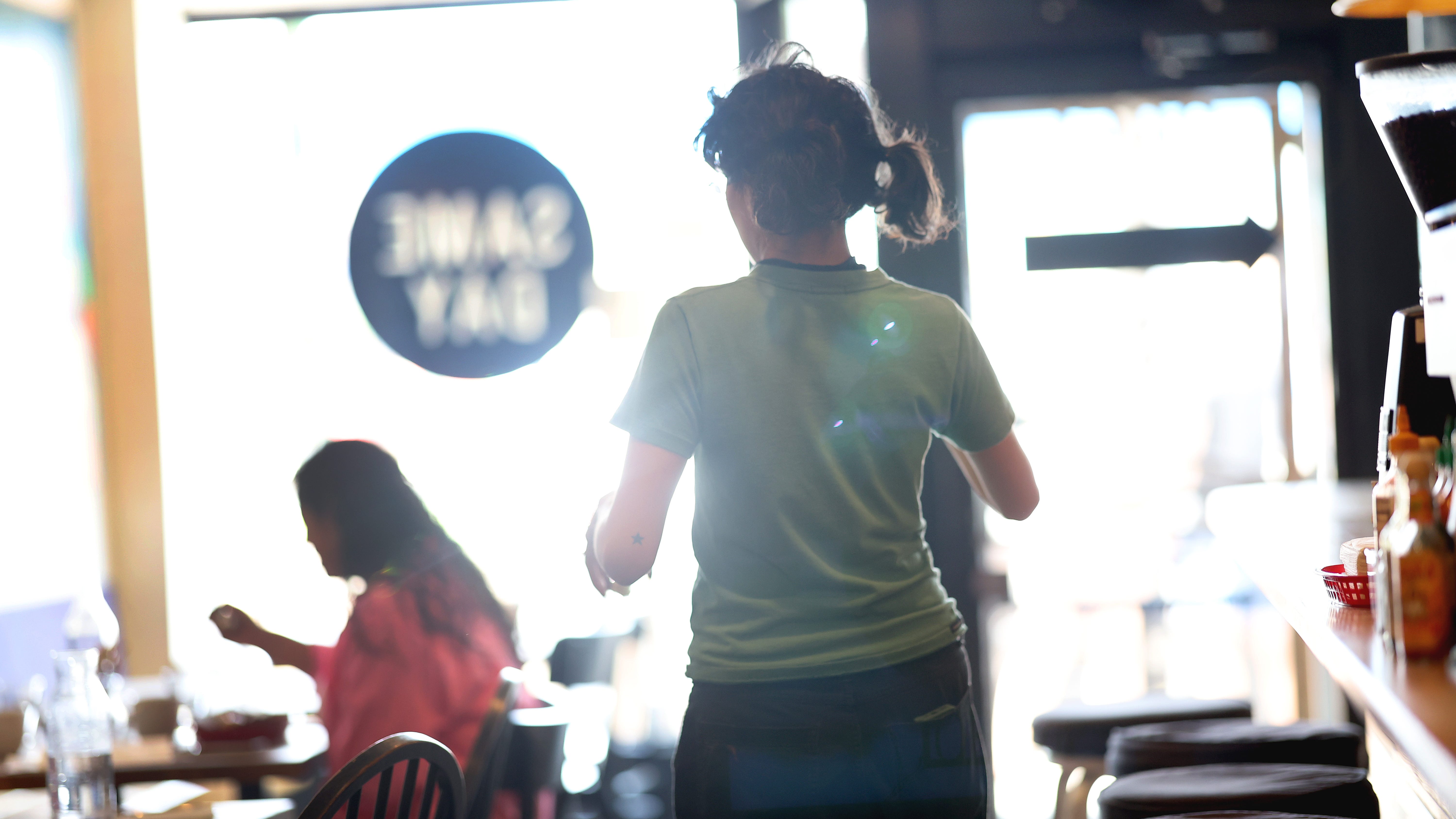 Measure to give Chicago's tipped workers a raise moves forward