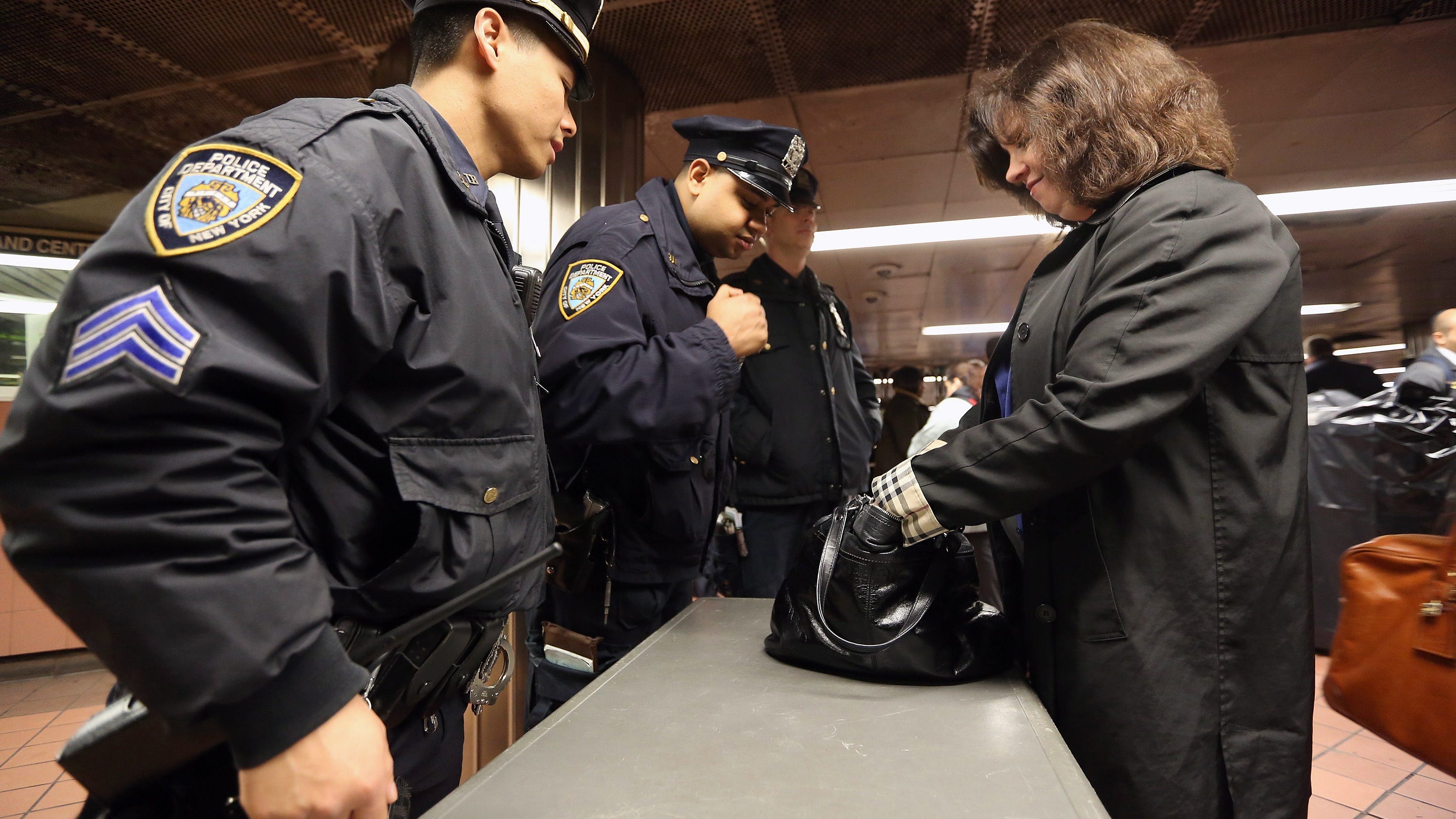 Gobernadora de NY desplegará 1,000 policías estatales y miembros de la Guardia Nacional en el metro para revisar bolsos y mochilas