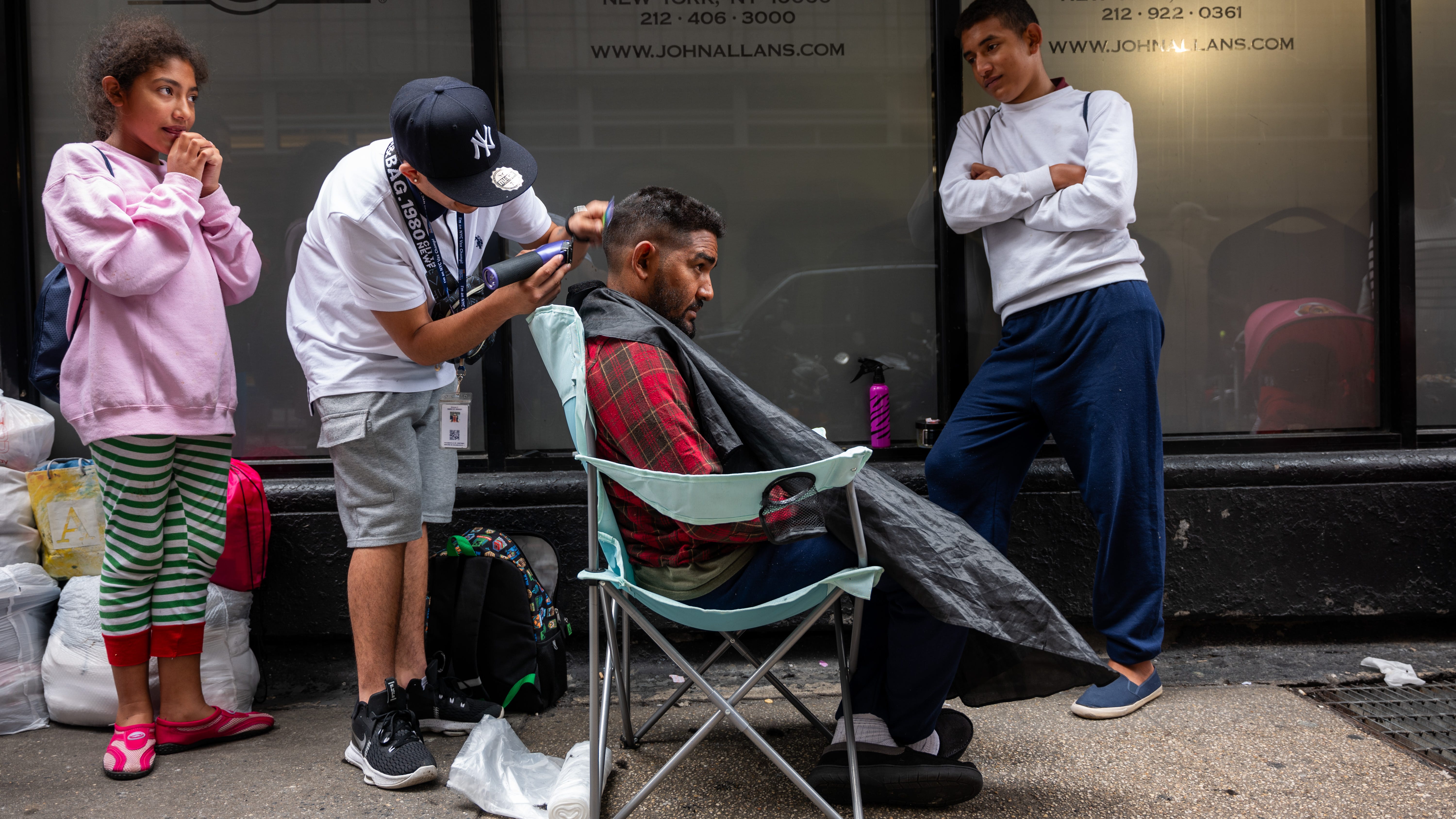 Alcalde de NYC advierte que los solicitantes de asilo pronto podrían dormir en la calle