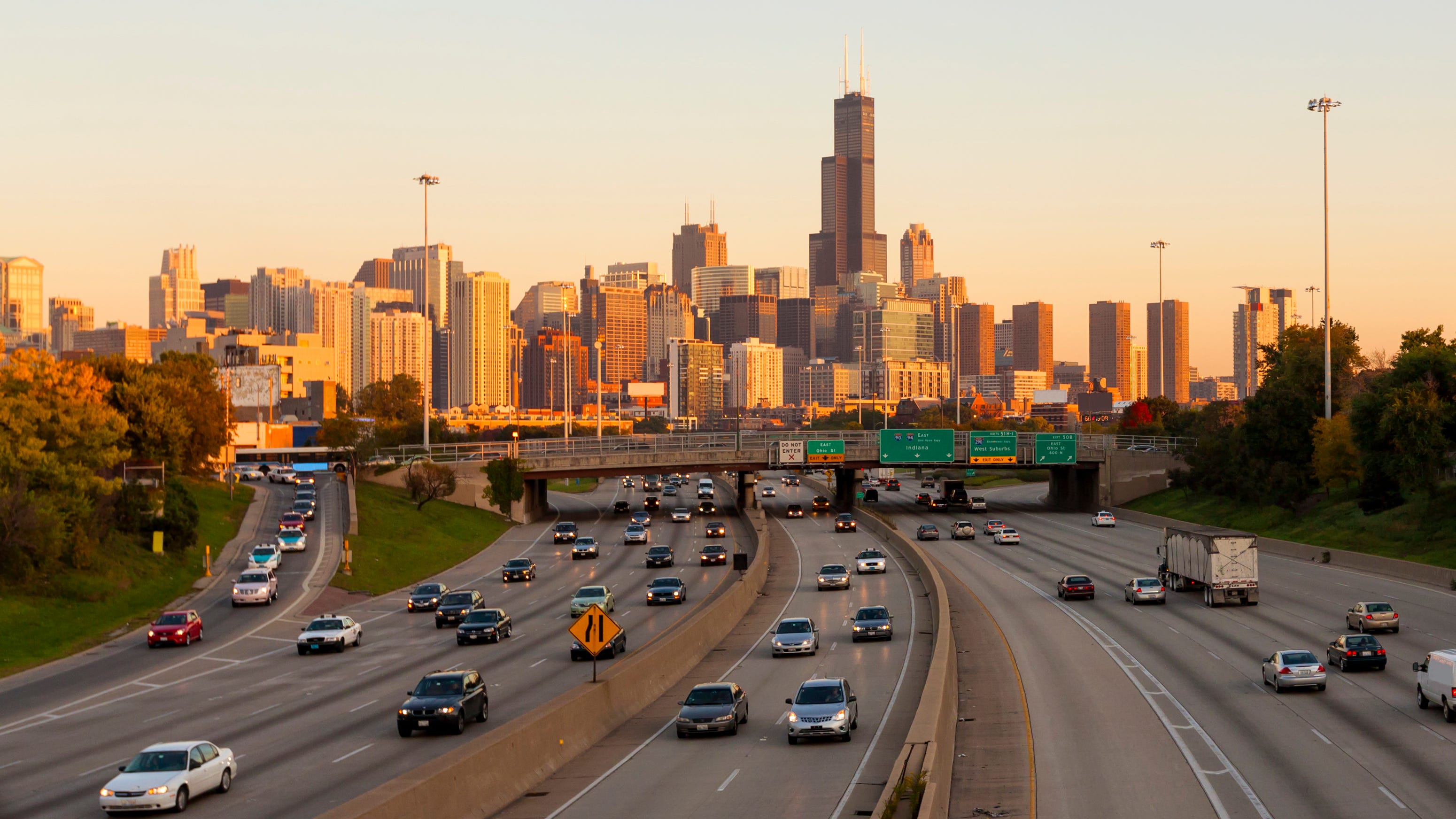 One dead in Kennedy Expressway overnight crash