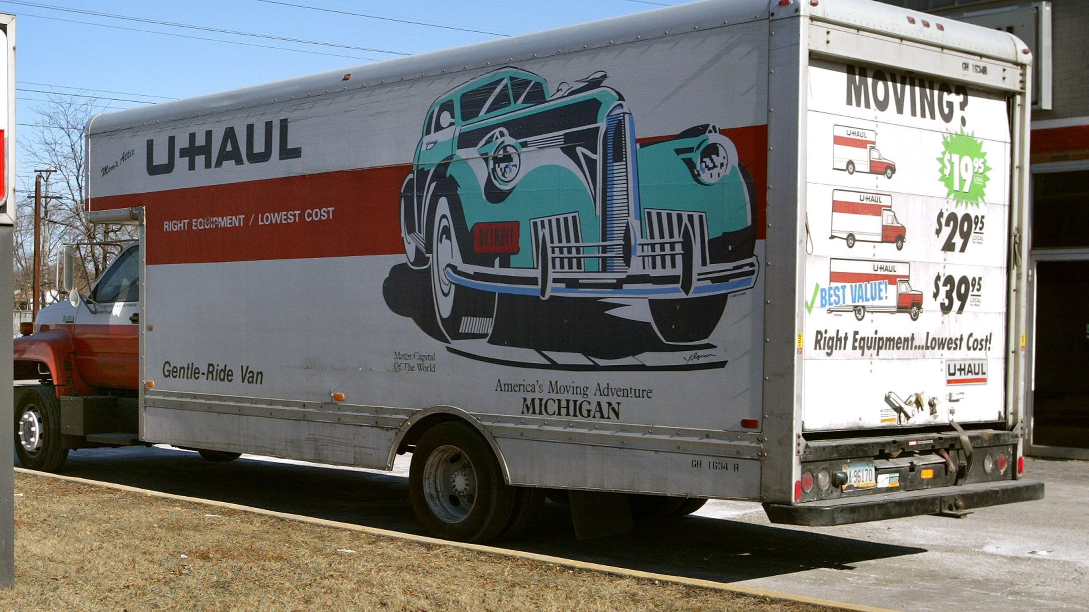 Man using U-Haul truck as getaway vehicle after robbing women on North Side: Police