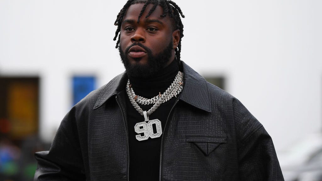 VIDEO: Bills defensive end Shaq Lawson confronts, appears to shove fan during loss to Eagles