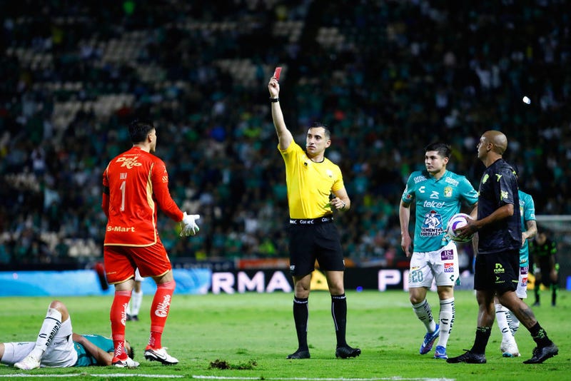 Ismael Rosario Lopez referee of the match show a red card to Alfredo Talavera goalkeeper of FC Juarez during the 17th round match between Leon and FC Juarez as part of the Torneo Apertura 2023 Liga MX at Leon Stadium on November 12, 2023 in Leon, Mexico