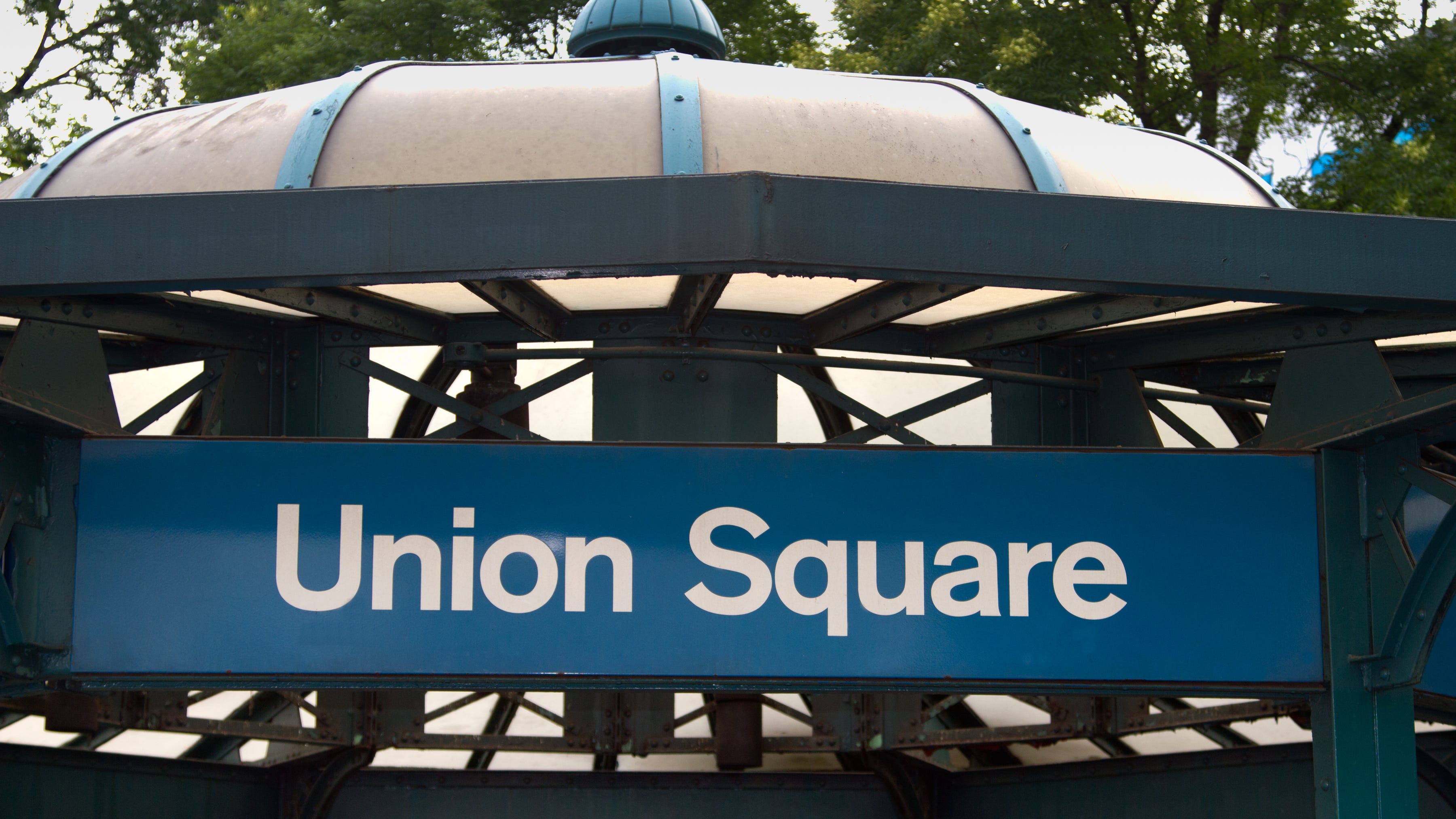 Man's neck slashed during dispute at Union Square subway station: NYPD