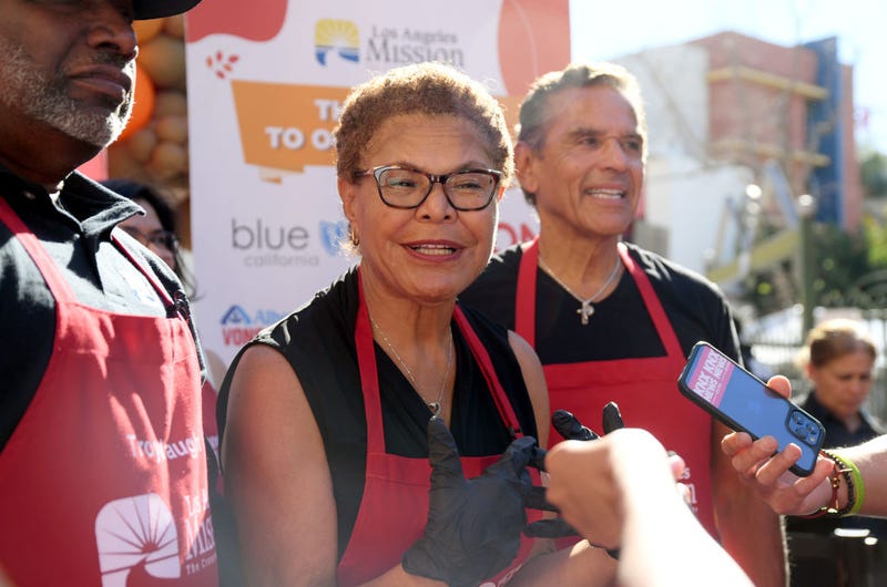 (L-R) Los Angeles Mayor Karen Bass and former Los Angeles Mayor Antonio Villaraigosa attend Los Angeles Mission's Celebrity Thanksgiving at Los Angeles Mission on November 22, 2023 in Los Angeles, California.