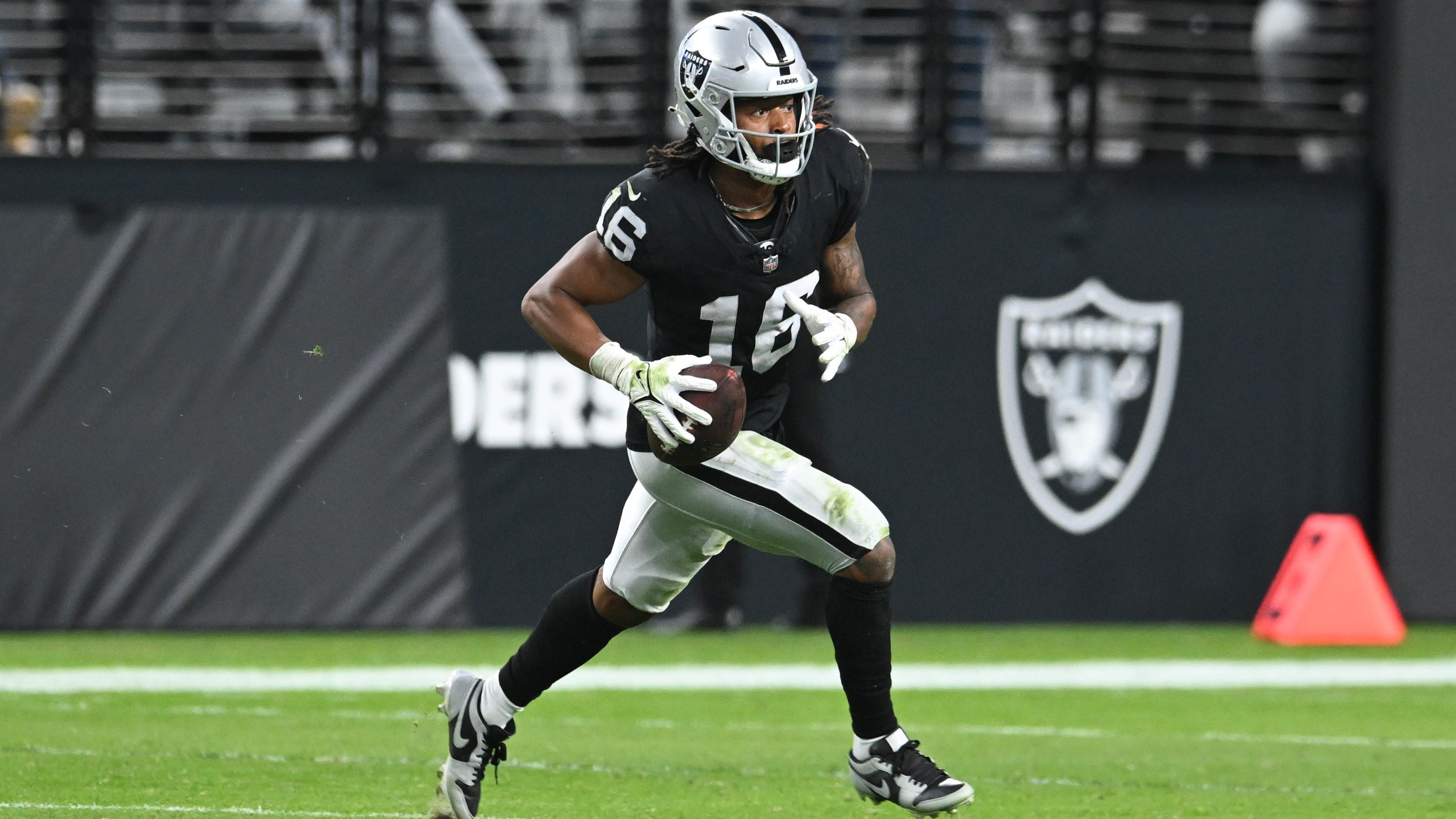 3 former Patriots shine in Raiders rout of Chargers on Thursday night