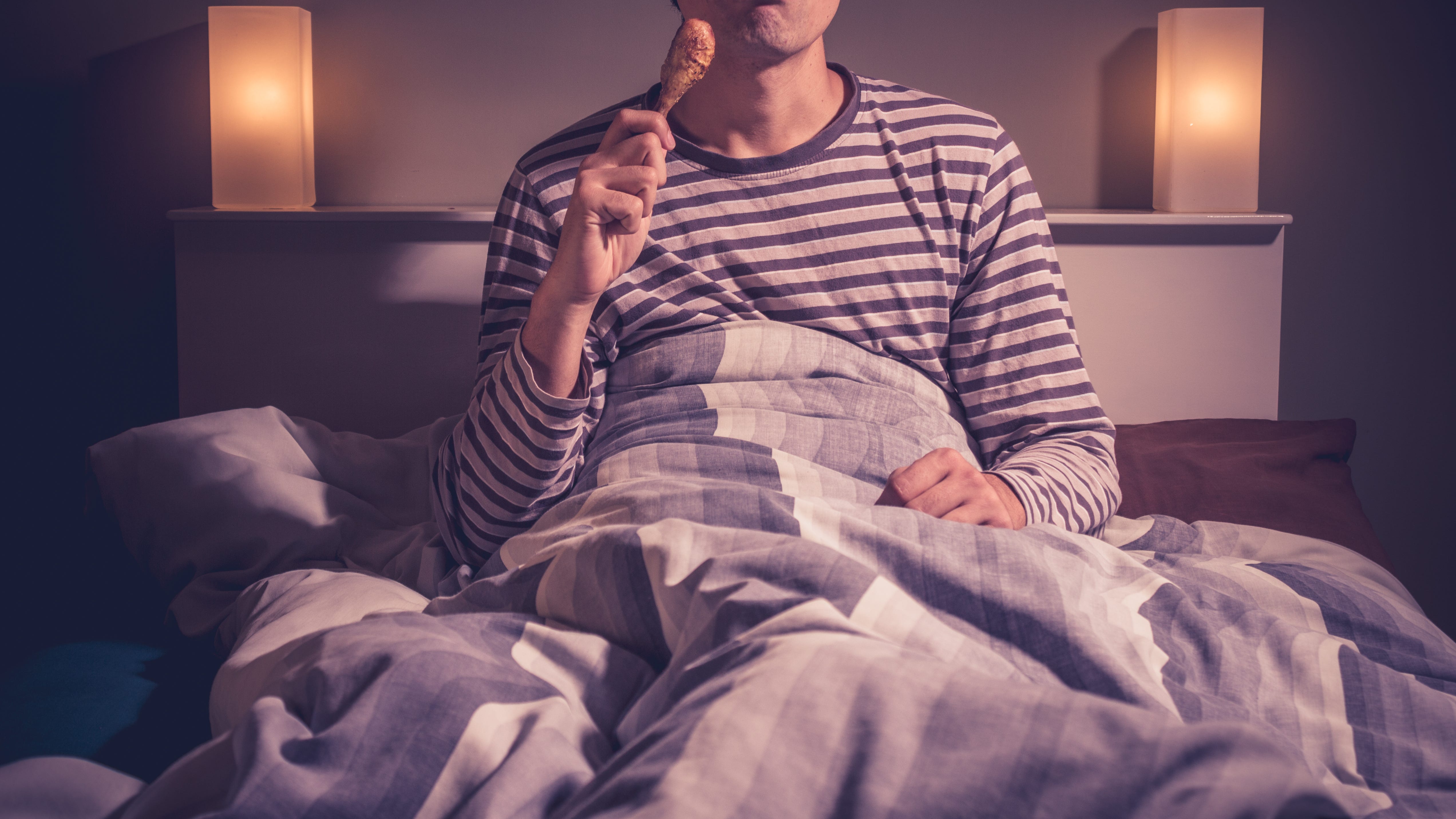 Study finds 1 in 3 people would break up with someone for eating in the bed