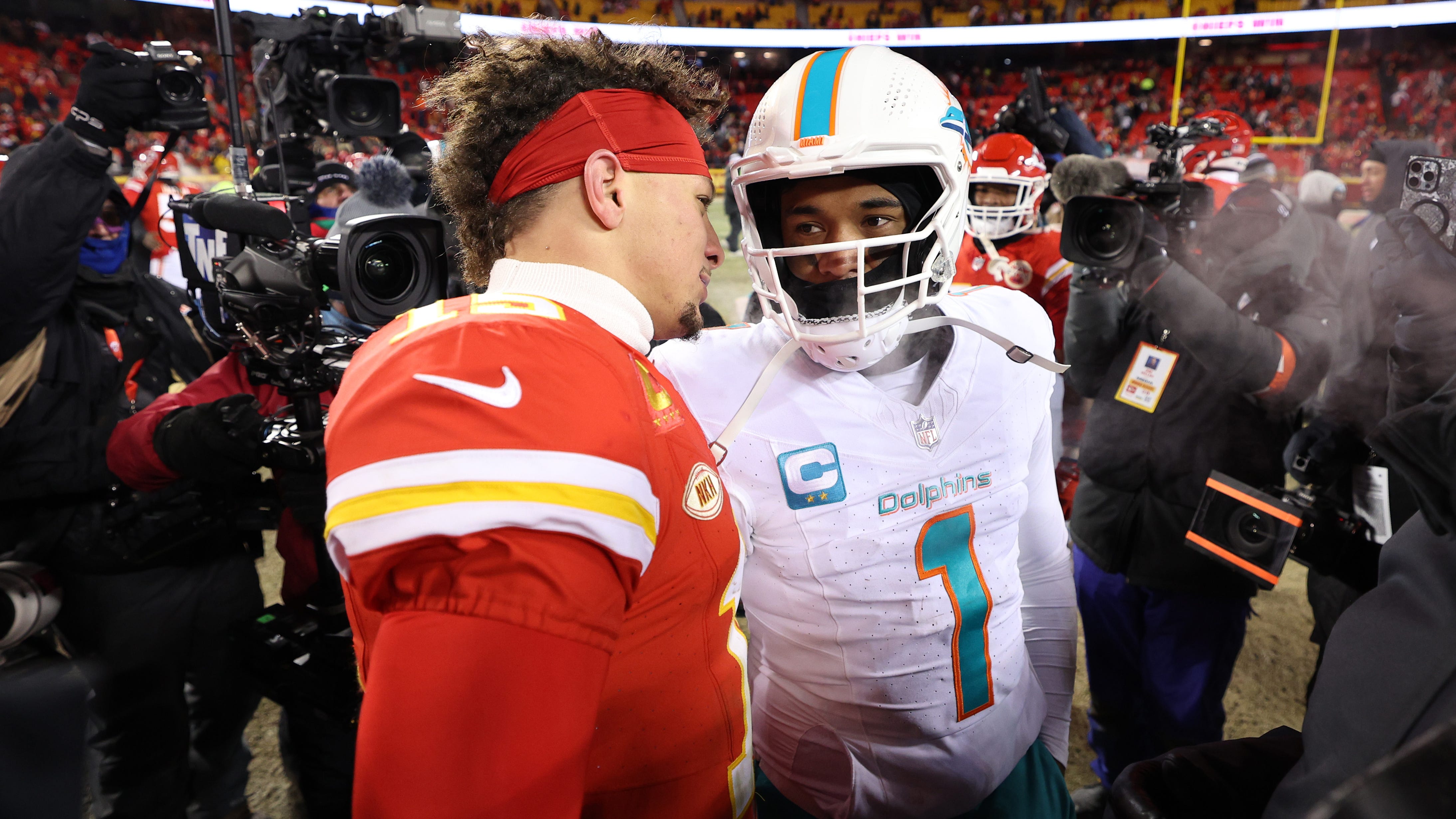 Patrick Mahomes outclasses Tua Tagovailoa as Chiefs end Dolphins' season