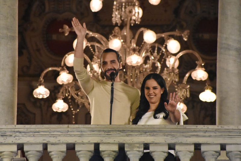 re-elejido como presidente con mas del 85% de votos