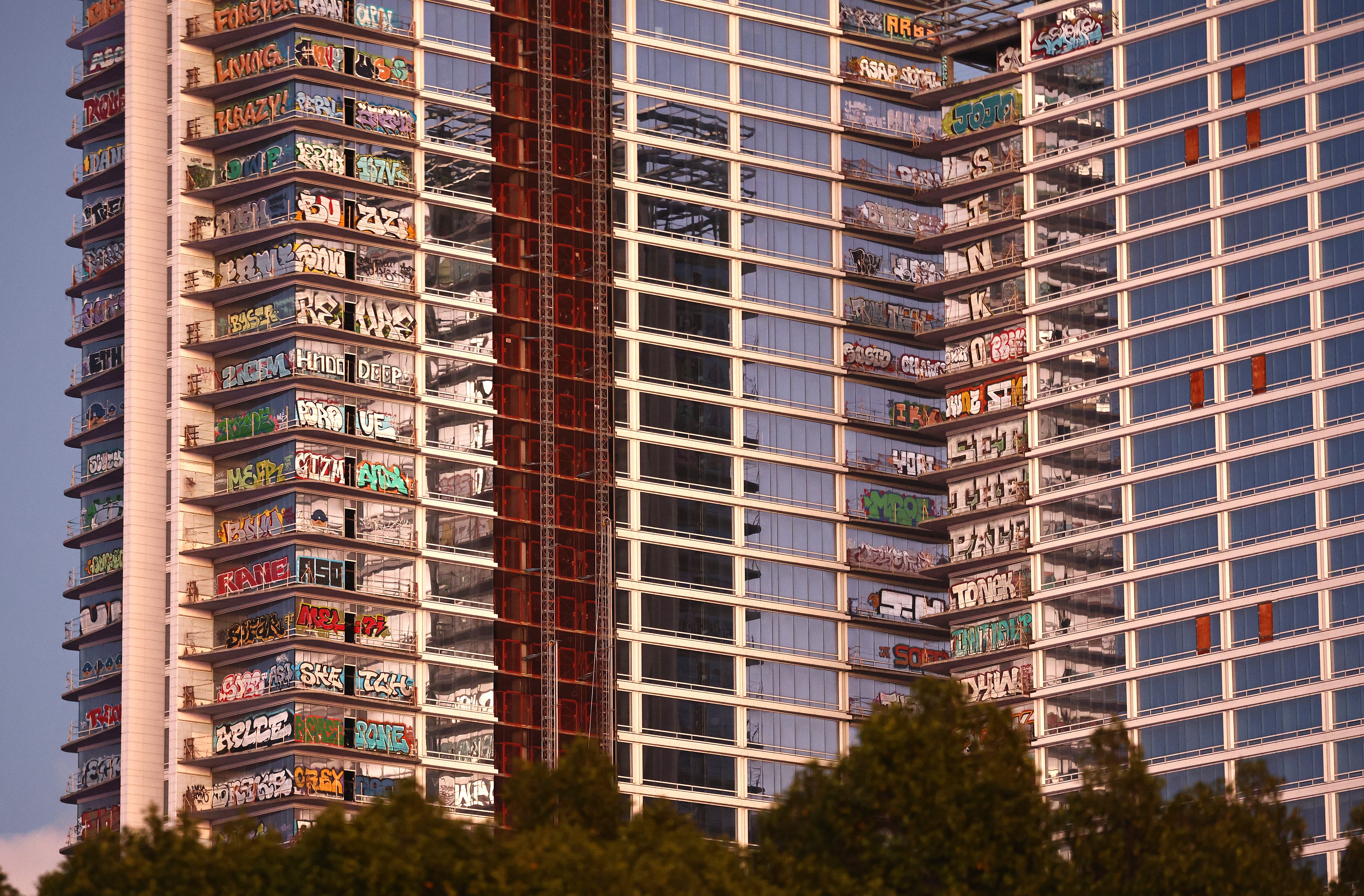 DTLA graffiti towers spark battle between LA, building owner