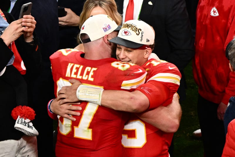 Kansas City Chiefs' tight end #87 Travis Kelce and Kansas City Chiefs' quarterback #15 Patrick Mahomes hug
