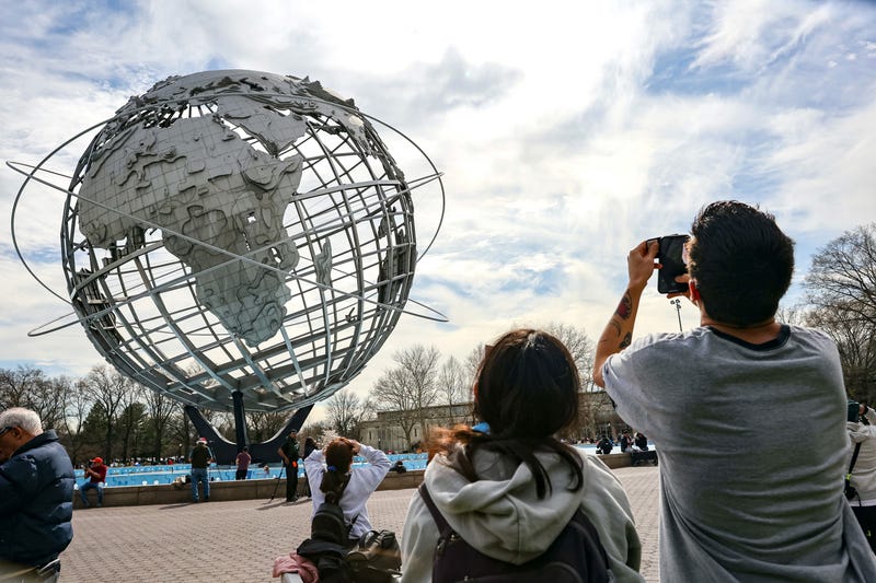 New Yorkers gather to watch the eclipse