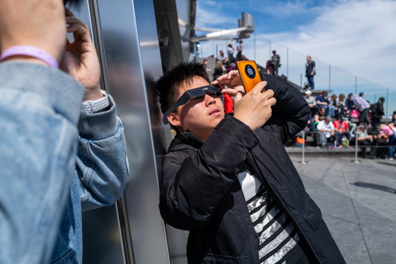 New Yorkers gather to watch the eclipse