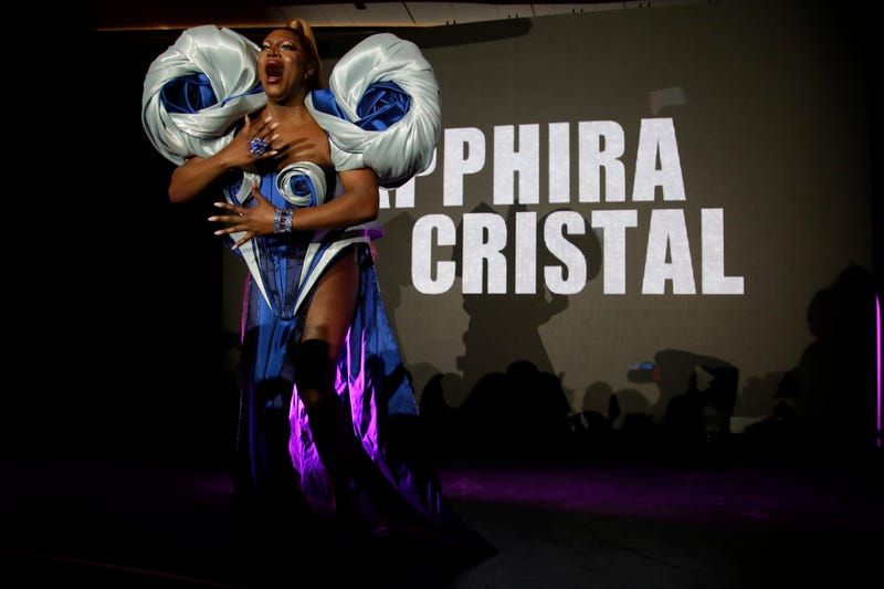 Sapphira Cristál singing at a premier