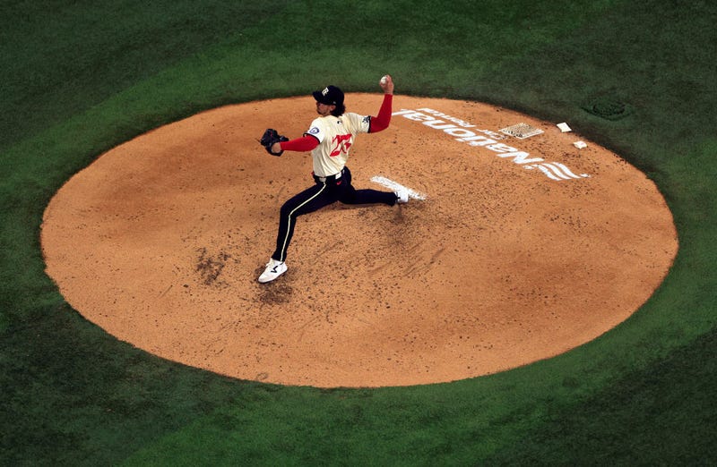 Royals acquire RHP