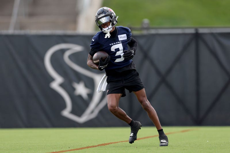 Tank Dell participates in drill on the Houston Texans practice field