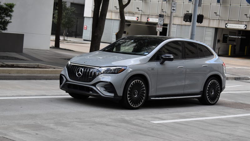 Mercedes Benz EQS 580 luxury SUV