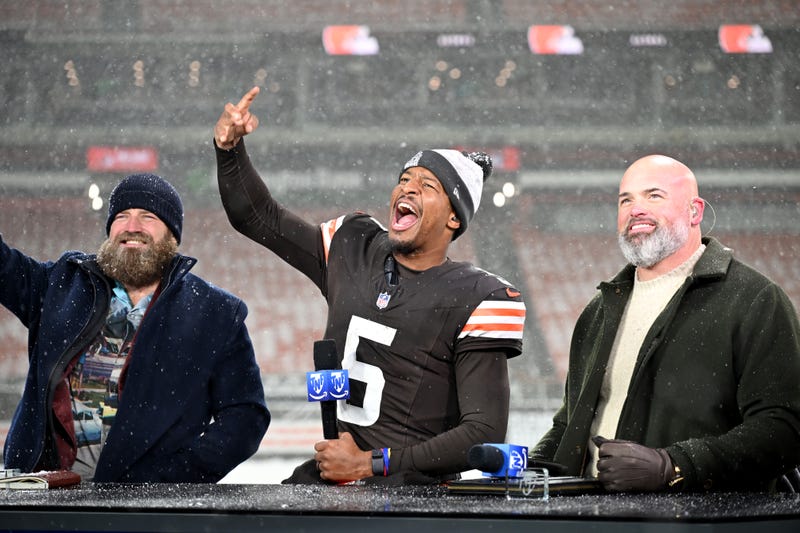 Jameis Winston #5 of the Cleveland Browns talks with the postgame analyst Ryan Fitzpatrick (L) and Andrew Whitworth (R) after the game at Huntington Bank Field on November 21, 2024 in Cleveland, Ohio. 