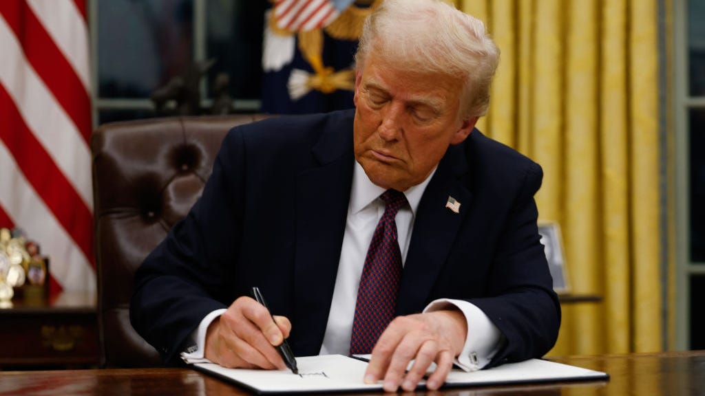 Juez bloquea temporalmente orden de Trump de cancelar la ciudadanía por nacimiento
